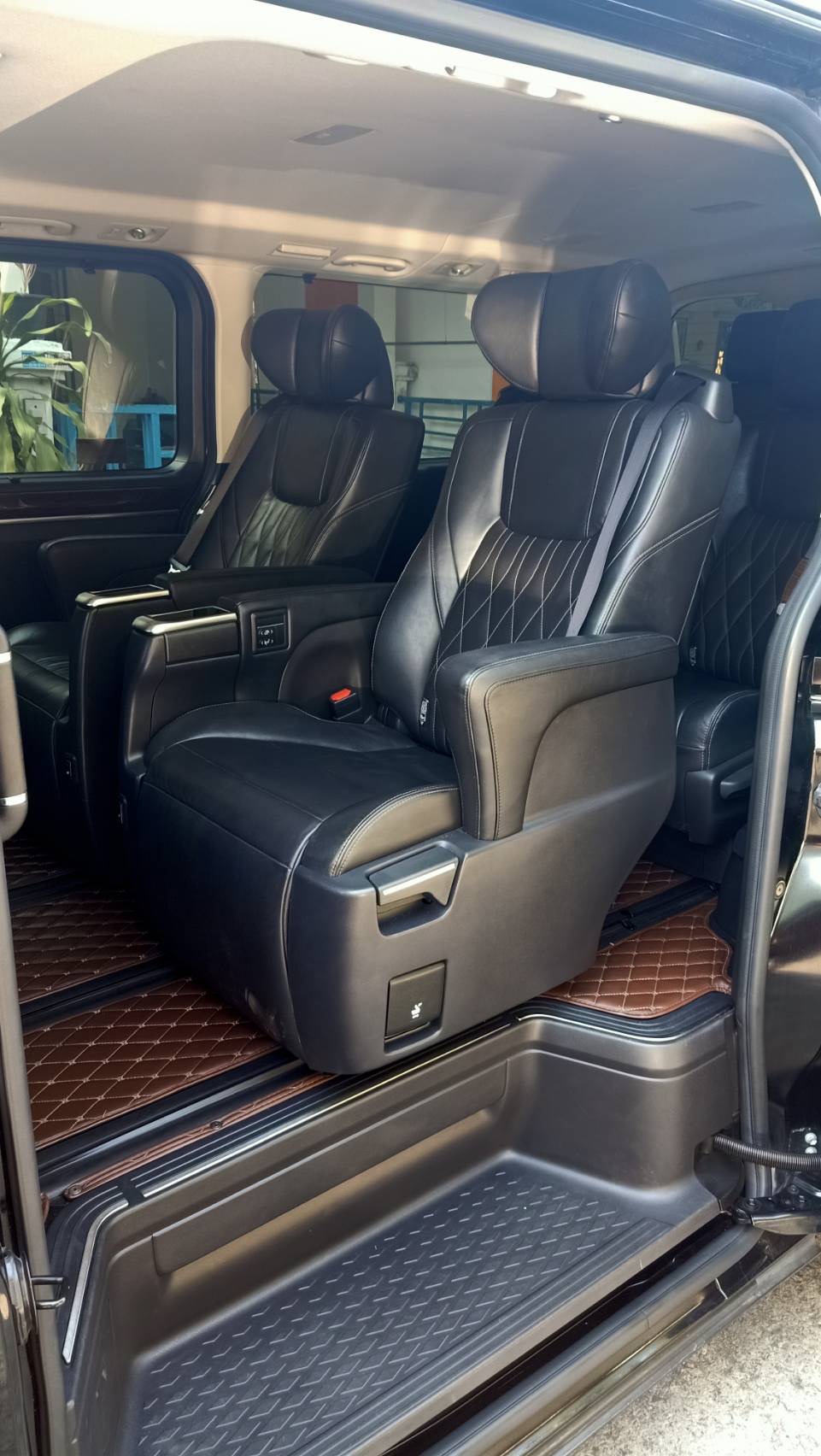 New Toyota Majesty Premium Model 2024 VIP 11 Seats