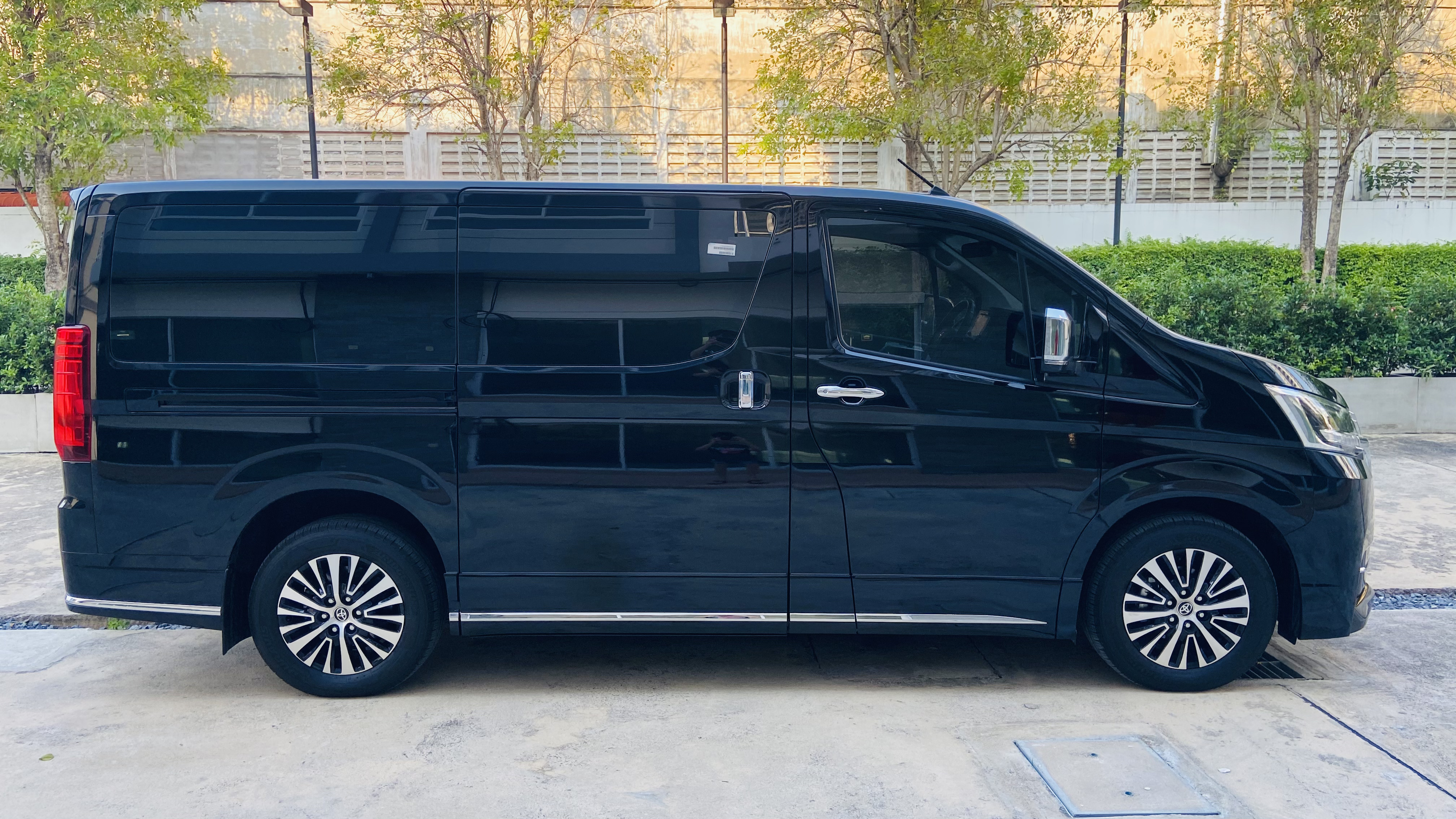 New Toyota Majesty Premium Model 2024 VIP 11 Seats