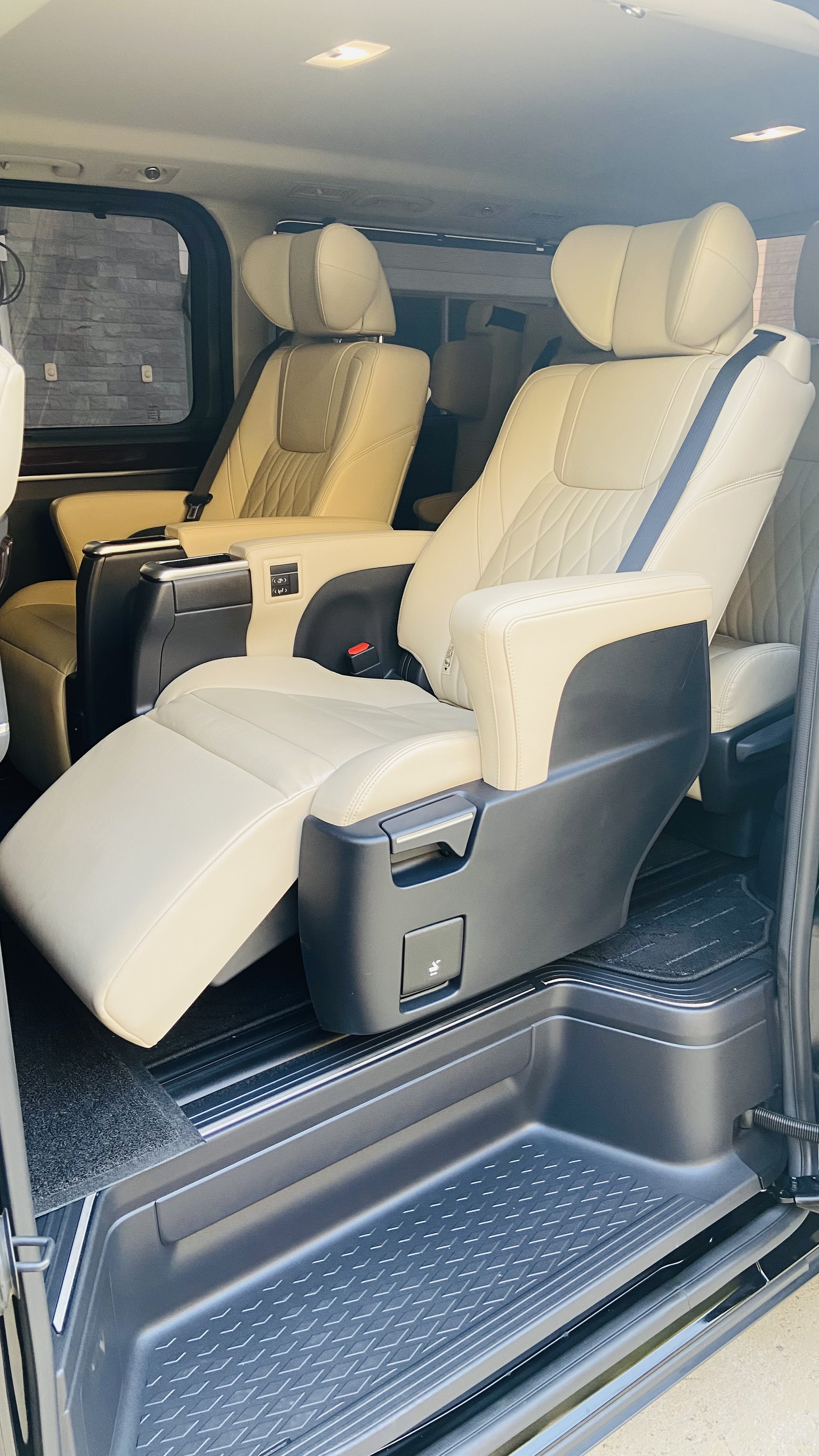 New Toyota Majesty Premium Model 2024 VIP 11 Seats