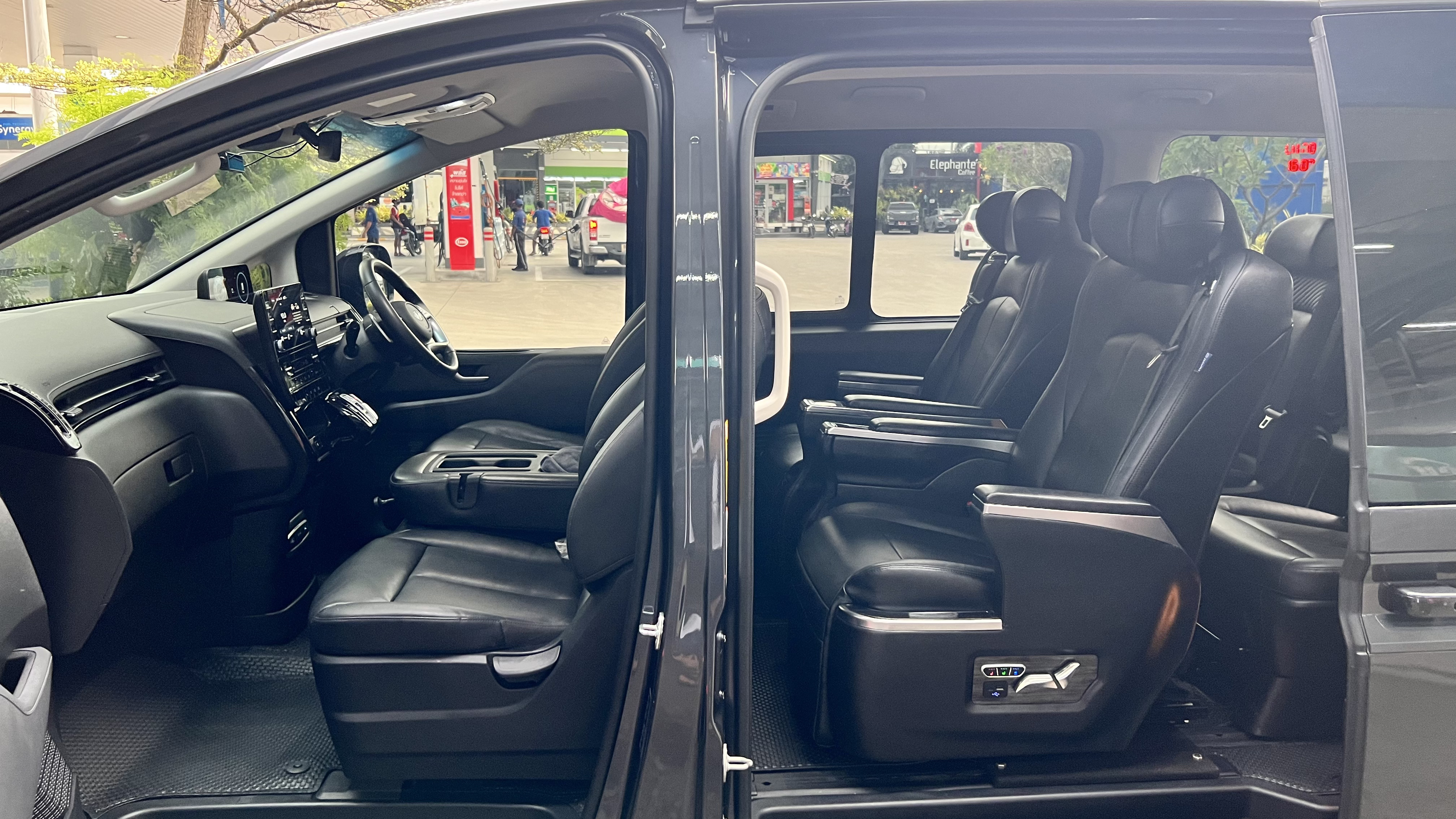 New Hyundai Staria Premium SEL Model 2023 VIP 7-11 Seats