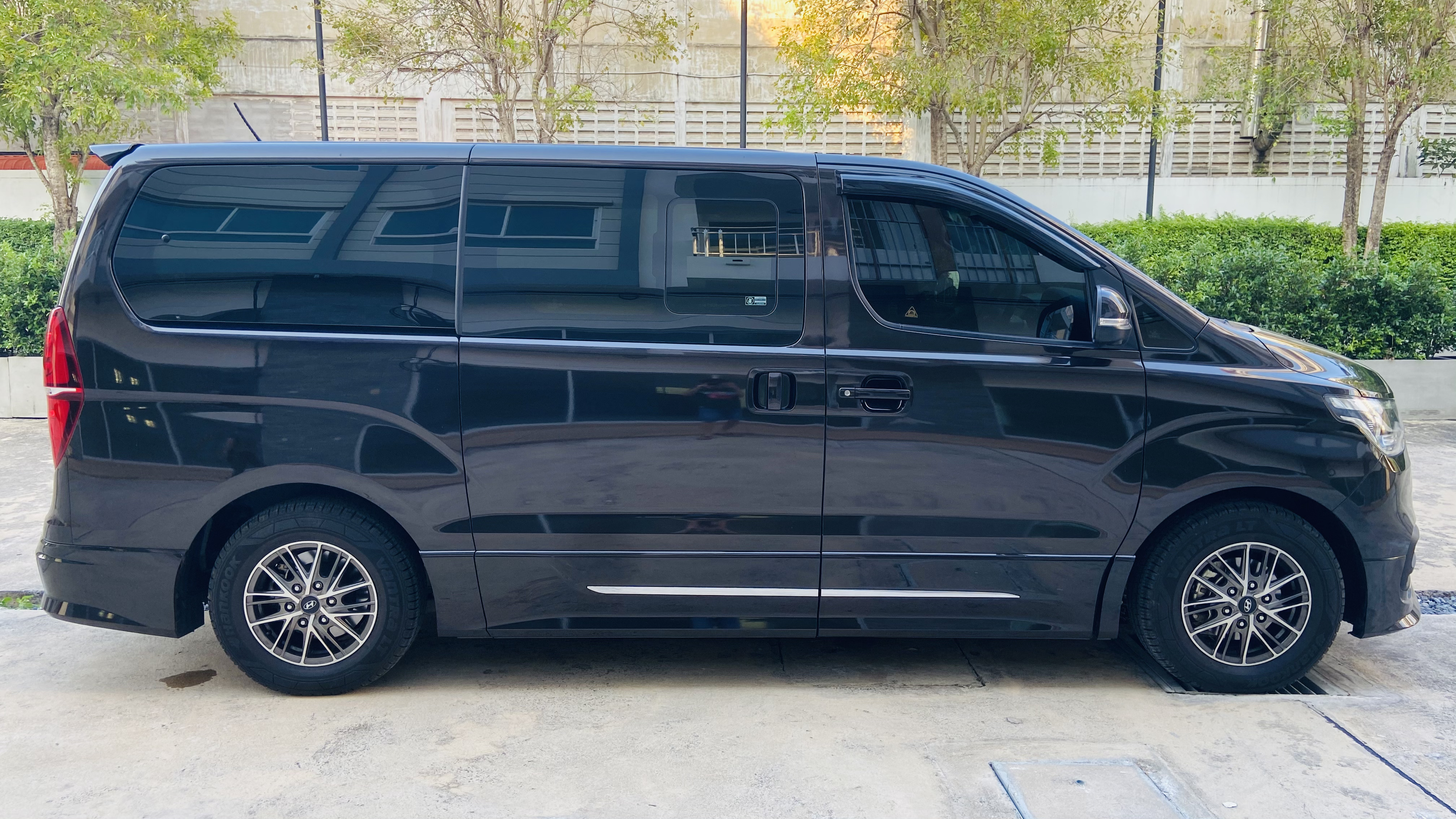 Hyundai H1 Deluxe , Elite NS Model 2023-2024 VIP 11 Seats