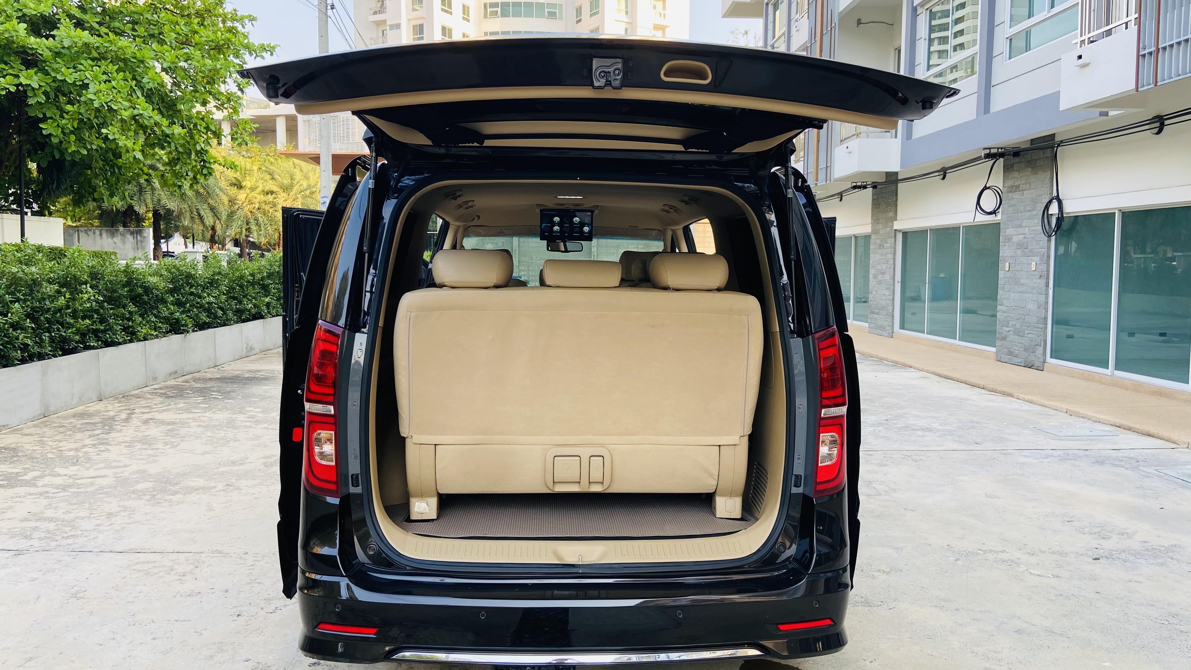 Hyundai H1 Deluxe , Elite NS Model 2023-2024 VIP 11 Seats