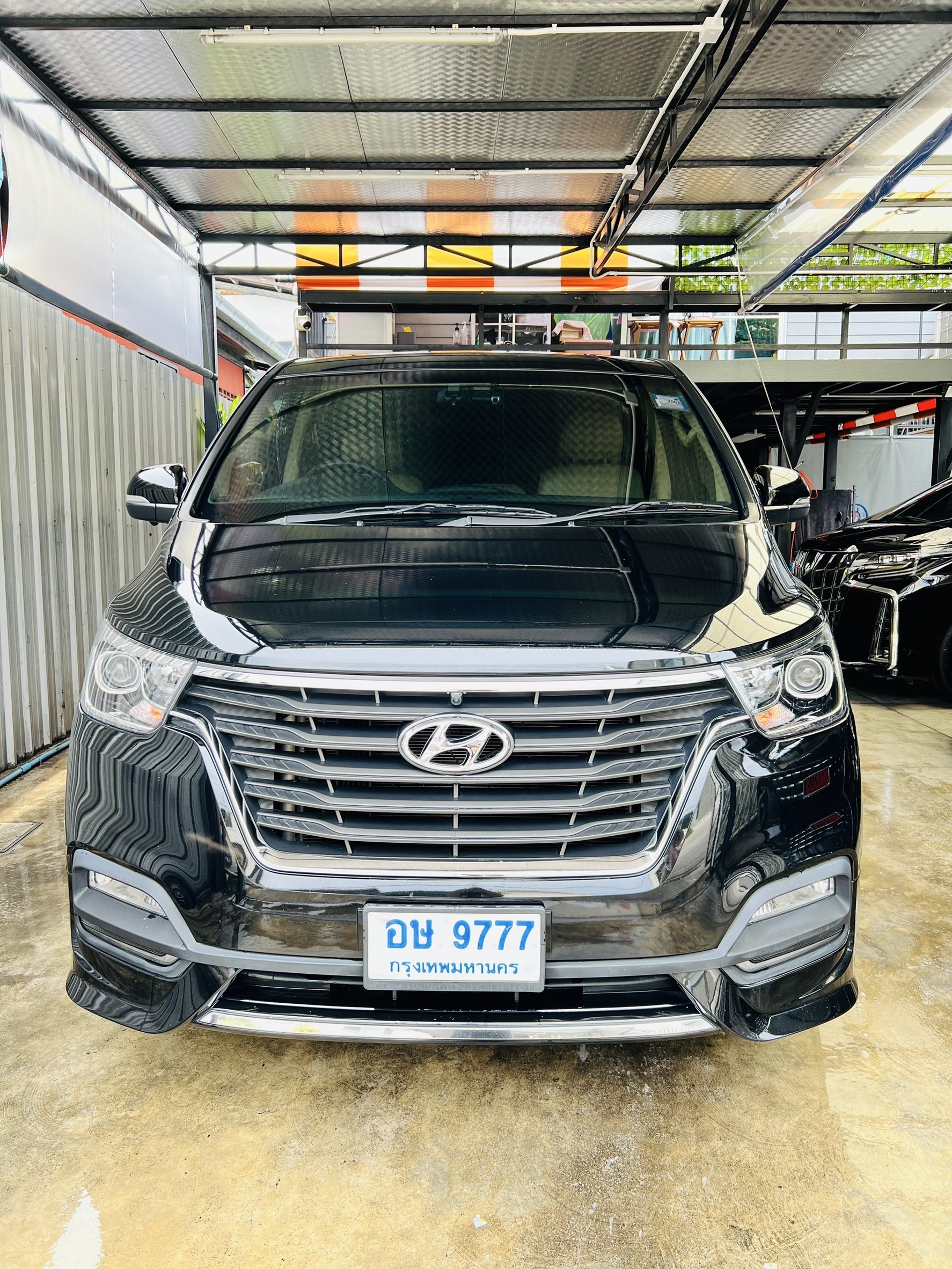 Hyundai H1 Deluxe , Elite NS Model 2023-2024 VIP 11 Seats