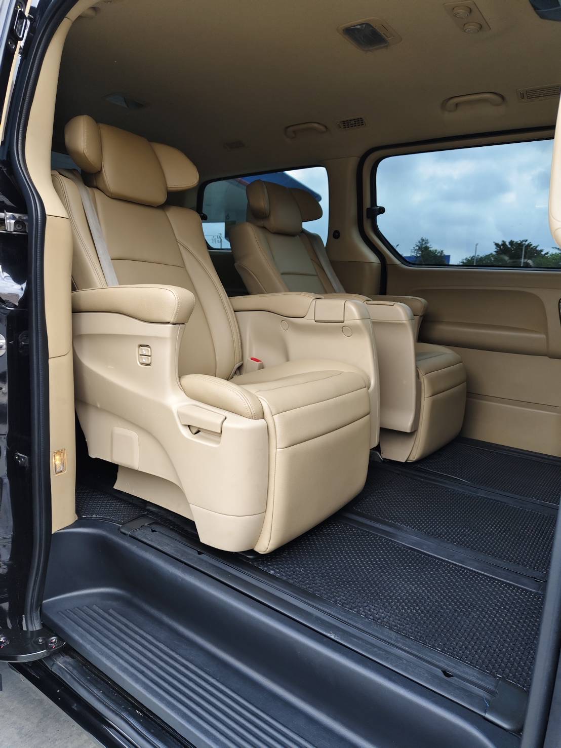 Hyundai H1 Deluxe , Elite NS Model 2023-2024 VIP 11 Seats