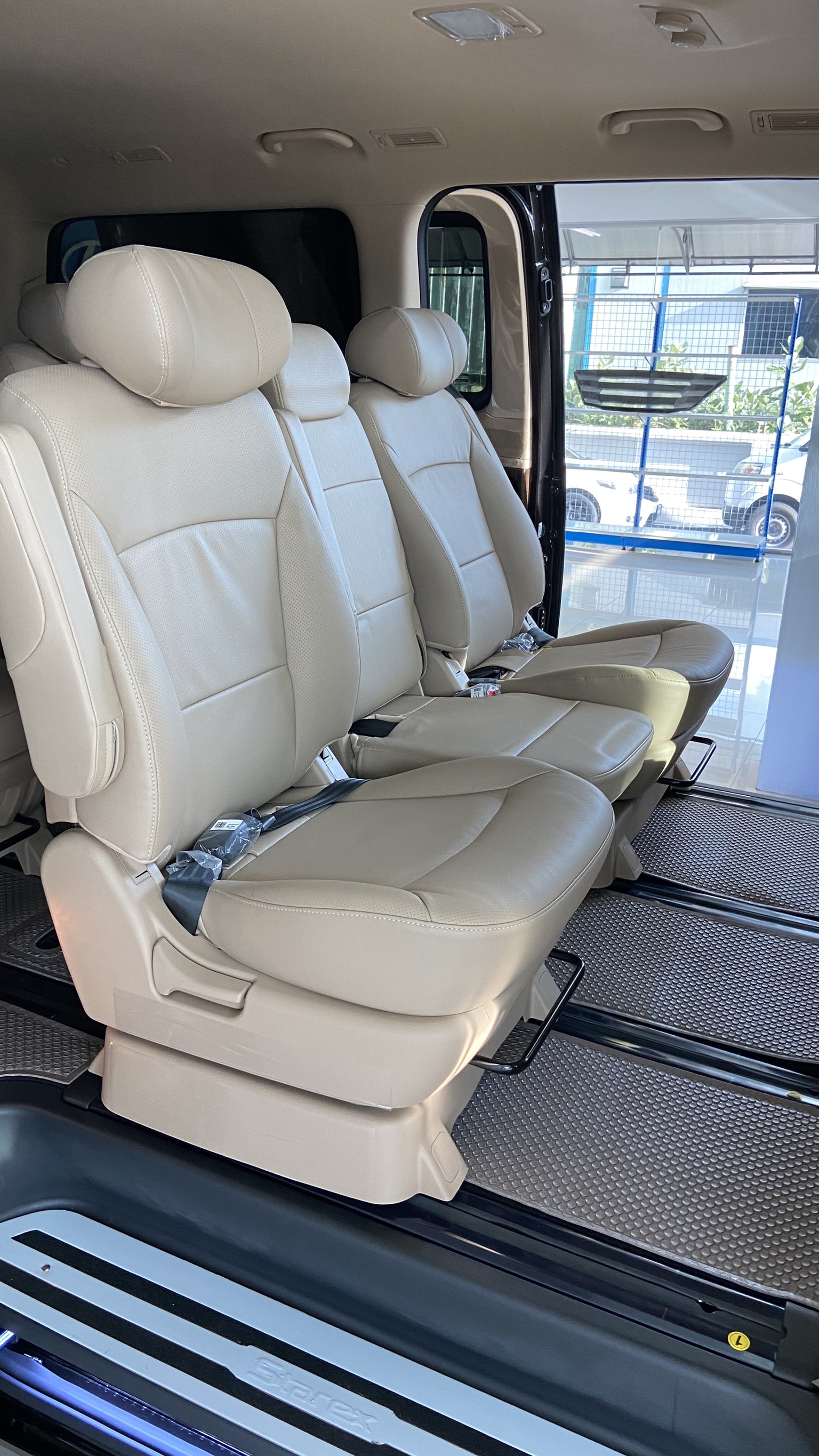 Hyundai H1 Deluxe , Elite NS Model 2023-2024 VIP 11 Seats