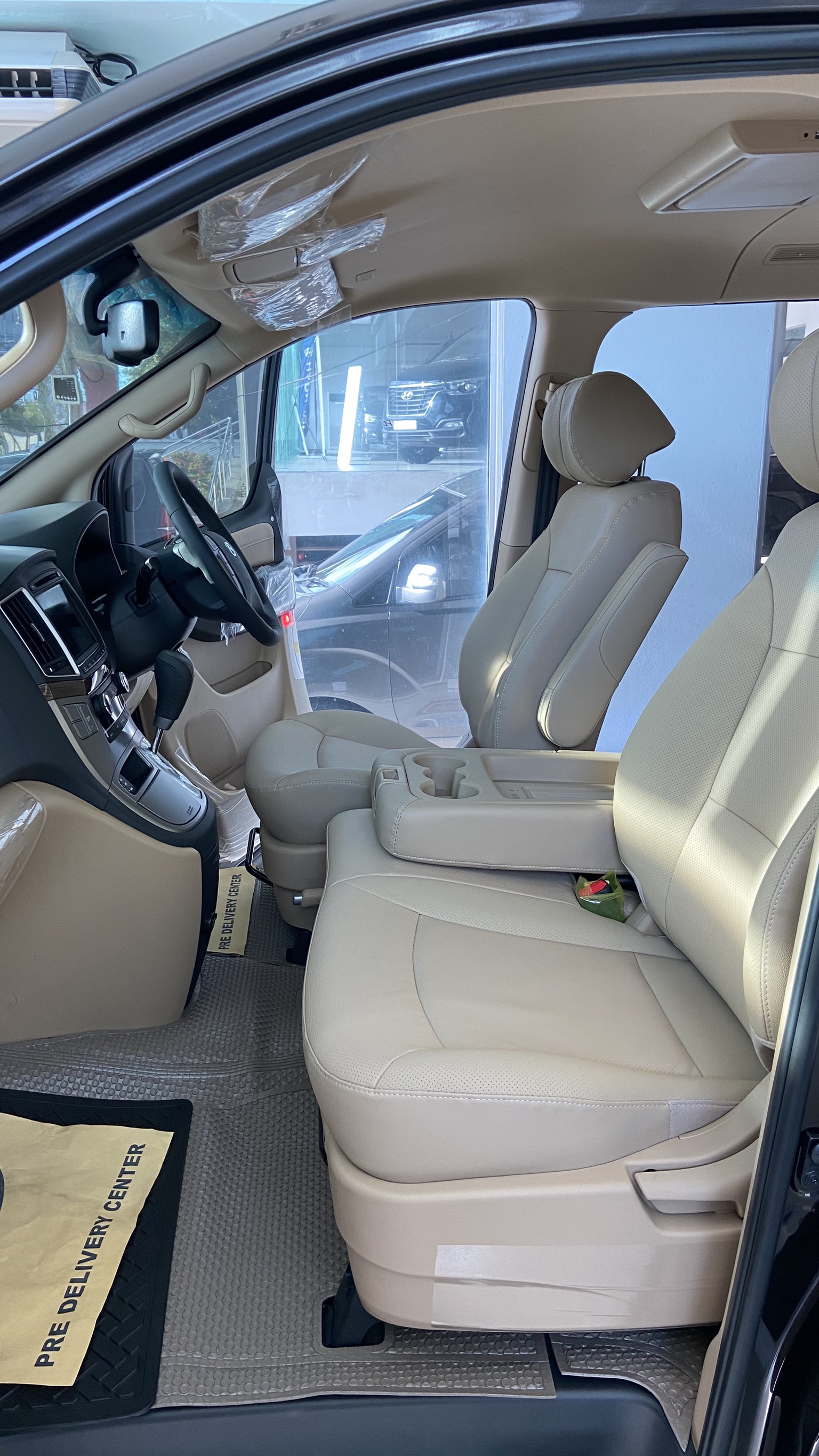 Hyundai H1 Deluxe , Elite NS Model 2023-2024 VIP 11 Seats