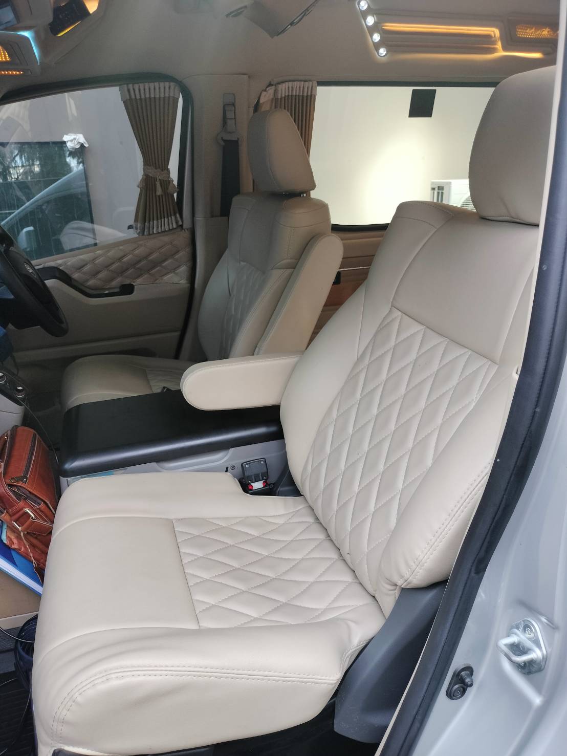 New Toyota Commuter Model 2023-2025 VIP 8-10 Seats